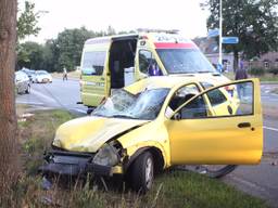 Auto eindigde tegen een boom (foto: Jeroen Stuve / Stuve Fotografie)