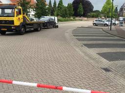 Auto wordt getakeld op de plek van de schietpartij (Foto: Emile Vaessen)