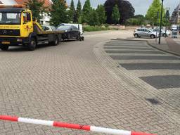 Auto wordt getakeld op de plek van de schietpartij (Foto: Emile Vaessen)