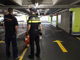 De politie deed onderzoek in de parkeergarage. (Foto: SQ Vision).