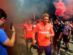 Fakkels bij opkomst eerste training PSV (Foto: VI Images)