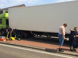 De vrachtwagen strandde in de Laan van België. (Foto: Christian Traets).