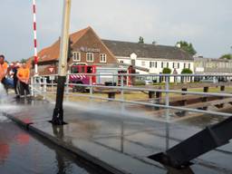 Brandweer spuit brug nat (foto: Martin Milicevic).