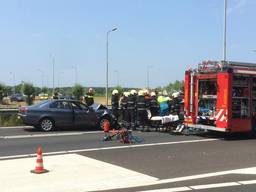 De brandweer bevrijdde de vrouw uit haar auto. (Foto: Jeroen Stuve)