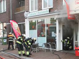 De brandweer was een tijd bezig met het bestrijden van het vuur. (Foto: Harrie Grijseels/SQ Vision).