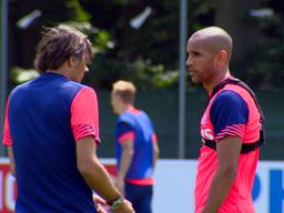 Simon Paulsen in gesprek met Phillip Cocu op zijn eerste werkdag