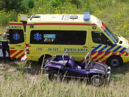 De auto belandde in een weiland. (Foto: Perry Roovers/MaRicMedia).