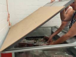 Kilo's vlees, kaas en taart moeten de kliko in bij voedselbank Etten-Leur na een stroomstoring 