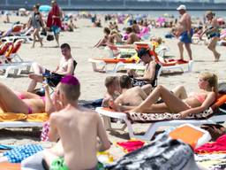 Tijdens mooie zomerse dagen is het zoeken naar een vrij lligbed op het strand. (Foto: ANP).