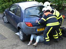 Het slachtoffer kwam onder de auto terecht (foto: Toby de Kort)