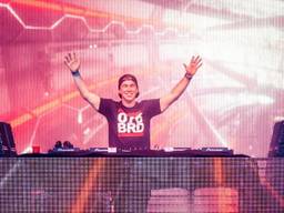 Hardwell in het T-shirt tijdens Breda Live. (Foto: Twitter/Hardwell)