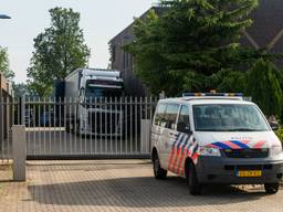 De vrachtwagen werd naar het politiebureau in Asten gebracht. (Foto: Bram van Oosterhout/Gwingo Media).