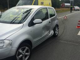 De auto raakte beschadigd, maar de automobiliste had niets. (Foto: SQ Vision)