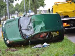 De auto raakte flink beschadigd. (Foto: Perry Roovers)