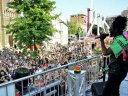 Kenny B opent de kermis (Foto: Jeroen Stuve/Stuve Fotografie)