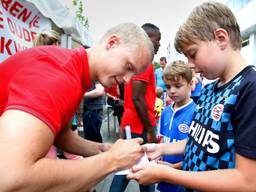 Hjörtur Hermannsson deelt een fan een handtekening uit. (Foto: Pics United).
