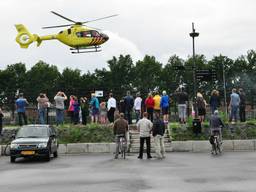 Vanwege het ongeluk werd een traumahelikopter opgeroepen. (Foto: Marvin Doreleijers/FPMB).