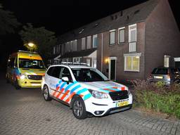 Politie doet onderzoek bij huis Waalwijk (foto: FPMB/Marvin Doreleijers).
