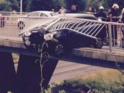 In 2015 viel een auto bijna van de brug af. (Foto: Tjerk Langman)