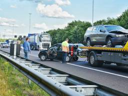 De ravage wordt opgeruimd na het ongeluk bij Tilburg. Foto Toby de Kort/De Kort Media 