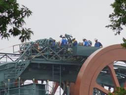 Mensen worden, in 2015, uit de Baron 1898 gehaald (foto: Martijn van Bijnen/FPMB).