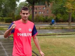 Gastón Pereiro meldt zich voor de medische keuring (foto: Joost van Erp)