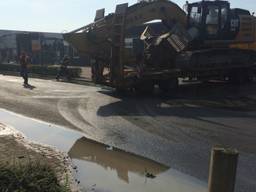 Vettige laag op de weg (foto: Marjanka Oerlemans)