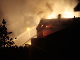 Achterkant van het brandende huis (foto: Obscura Foto).