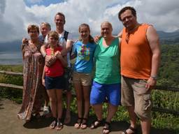 Ardi (2e van rechts) met man Patric, ouders, broer Wim en haar nichtjes. Foto: Ardi Schoenaker