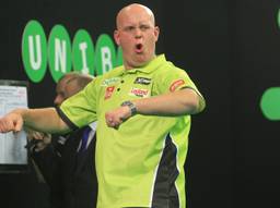 Michael van Gerwen in een karakteristieke pose. (Foto: Lawrence Lustig/PDC).