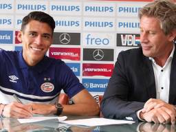 Héctor Moreno tekent z'n contract (foto: PSV Media)