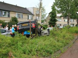 De man is naar het ziekenhuis gebracht. (foto: Harrie Grijseels / SQ Vision)