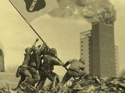 De voorkant van de briefkaart is gebaseerd op de beroemde foto uit 1945 waarop militairen de Amerikaanse vlag planten op het Japanse eiland Iwo Jima.