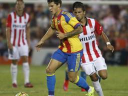 Adam Maher in de achtervolging tijdens het oefenduel met Valencia. (Foto: VI Images).