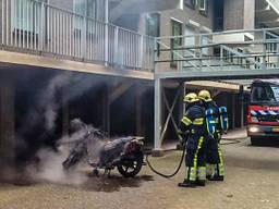 Scooter in brand gestoken in Oss (foto: Maickel Keijzers / Hendriks MultiMedia)