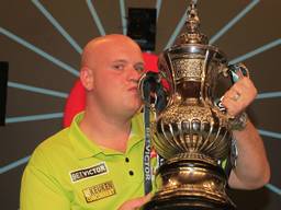 Van Gerwen had deze trofee nog niet in zijn prijzenkast staan. (Foto: Lawrence Lustig/PDC).