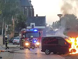 Bestelbusje in brand in Cuijk (foto: Karel ten Haaf/SK-Media)