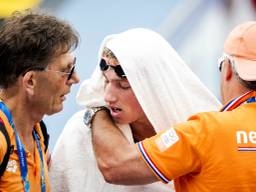 Marcel Schouten komt uitgeput uit het water (foto: ANP)