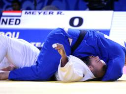 Roy Meyer (wit) verliest van Daniel Natea op het WK judo (foto: VI Images)