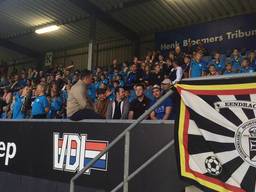 Tweehonderdvijftig Belgen zingen voor FC Eindhoven.