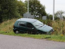 De auto kwam in een sloot tot stilstand. (Foto: Jeroen Stuve/Persbureau Stuve Fotografie).