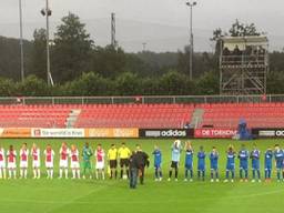 Spelers voor het begin van de wedstrijd. (foto: @HelmondSport / Twitter)