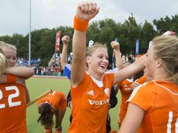 Laura Nunnink (rechts) juicht met Lieke van Wijk. (Foto: ANP).