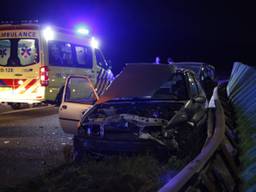 Het ongeluk veroorzaakte flinke schade aan de vangrail (foto: Christian Traets/SQ Vision)