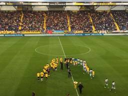 Spelers komen het veld op (foto: Job van der Zon) 