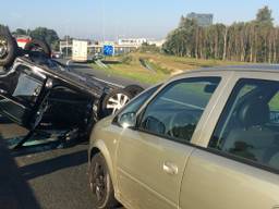 N2: wagen slaat over de kop. (foto: SQ Vision)