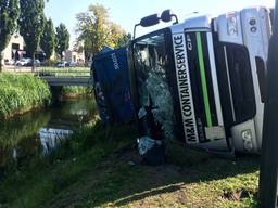 Vrachtwagen kantelt op Ekkersrijt. (foto: GinoPress)