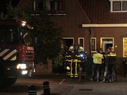 Politie en brandweer bij het huis. (Foto: Alexander Vingerhoeds/Obscura)