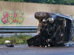 Het busje raakte zwaar beschadigd. (Foto: AS Media).