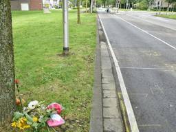 Bloemen voor Iris van der Landen op de plek van het ongeval (foto: Toby de Kort/De Kort Media).